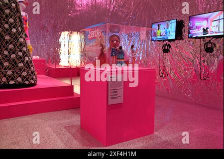 Le Design Museum de Londres dévoile son exposition sur l'histoire du design de Barbie. Marquant les 65 ans de la célèbre poupée, l'exposition, qui ouvre au public le vendredi, comprend plus de 250 objets. Les faits saillants incluent la première Barbie à se déplacer et la première Barbie à parler, ainsi que la première édition rare. Banque D'Images