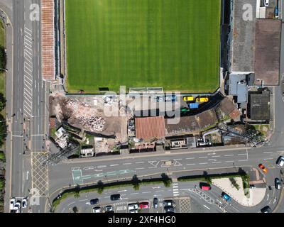 Vue aérienne du Hereford FC du terrain de football Edgar Street avec démolition à l'extrémité délabrée de Blackfriars - photo juin 2024 Banque D'Images