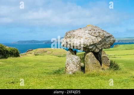 Carreg Samson, un dolmen néolithique vieux de 5000 ans, sur la côte du Pembrokeshire près du hameau d'Abercastle Banque D'Images