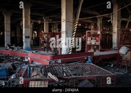 Kharkiv, Ukraine. 30 juin 2024. Nicolas Cleuet/le Pictorium - Kharkiv - bombardement d'un centre de tri postal dans le district de Slobidsky - 30/06/2024 - Ukraine/oblast de kharkiv/Kharkiv - le 30 juin à 16h, une bombe plane de 500 kg a frappé un centre de tri postal, Nova Poshta. Un conducteur de 40 ans a été tué sur le coup et 8 personnes ont été blessées, dont 6 grièvement. Crédit destruction interne : LE PICTORIUM/Alamy Live News Banque D'Images