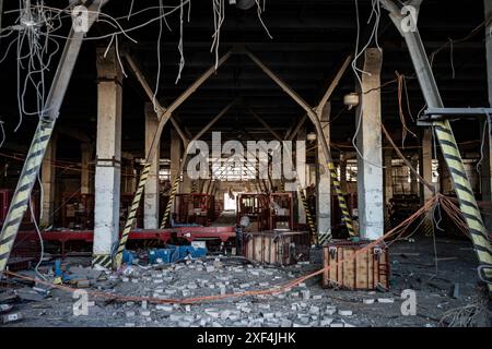 Kharkiv, Ukraine. 30 juin 2024. Nicolas Cleuet/le Pictorium - Kharkiv - bombardement d'un centre de tri postal dans le district de Slobidsky - 30/06/2024 - Ukraine/oblast de kharkiv/Kharkiv - le 30 juin à 16h, une bombe plane de 500 kg a frappé un centre de tri postal, Nova Poshta. Un conducteur de 40 ans a été tué sur le coup et 8 personnes ont été blessées, dont 6 grièvement. Crédit destruction interne : LE PICTORIUM/Alamy Live News Banque D'Images