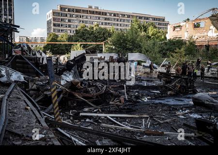 Kharkiv, Ukraine. 30 juin 2024. Nicolas Cleuet/le Pictorium - Kharkiv - bombardement d'un centre de tri postal dans le district de Slobidsky - 30/06/2024 - Ukraine/oblast de kharkiv/Kharkiv - le 30 juin à 16h, une bombe plane de 500 kg a frappé un centre de tri postal, Nova Poshta. Un conducteur de 40 ans a été tué sur le coup et 8 personnes ont été blessées, dont 6 dans un état grave. Crédit : LE PICTORIUM/Alamy Live News Banque D'Images