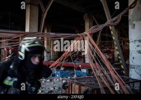 Kharkiv, Ukraine. 30 juin 2024. Nicolas Cleuet/le Pictorium - Kharkiv - bombardement d'un centre de tri postal dans le district de Slobidsky - 30/06/2024 - Ukraine/oblast de kharkiv/Kharkiv - le 30 juin à 16h, une bombe plane de 500 kg a frappé un centre de tri postal, Nova Poshta. Un conducteur de 40 ans a été tué sur le coup et 8 personnes ont été blessées, dont 6 grièvement. Crédit destruction interne : LE PICTORIUM/Alamy Live News Banque D'Images