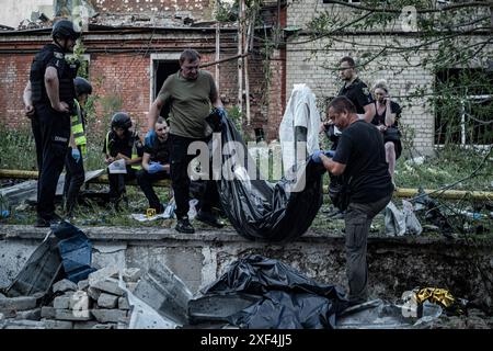 Kharkiv, Ukraine. 30 juin 2024. Nicolas Cleuet/le Pictorium - Kharkiv - bombardement d'un centre de tri postal dans le district de Slobidsky - 30/06/2024 - Ukraine/oblast de kharkiv/Kharkiv - le 30 juin à 16h, une bombe plane de 500 kg a frappé un centre de tri postal, Nova Poshta. Un conducteur de 40 ans a été tué sur le coup et 8 personnes ont été blessées, dont 6 dans un état grave. Les restes du corps du conducteur tué ont été rassemblés dans 17 sacs de corps. Crédit : LE PICTORIUM/Alamy Live News Banque D'Images