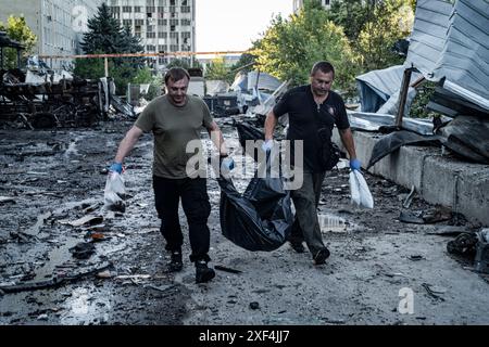 Kharkiv, Ukraine. 30 juin 2024. Nicolas Cleuet/le Pictorium - Kharkiv - bombardement d'un centre de tri postal dans le district de Slobidsky - 30/06/2024 - Ukraine/oblast de kharkiv/Kharkiv - le 30 juin à 16h, une bombe plane de 500 kg a frappé un centre de tri postal, Nova Poshta. Un conducteur de 40 ans a été tué sur le coup et 8 personnes ont été blessées, dont 6 dans un état grave. Les restes du corps du conducteur tué ont été rassemblés dans 17 sacs de corps. Crédit : LE PICTORIUM/Alamy Live News Banque D'Images