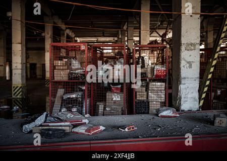 Kharkiv, Ukraine. 30 juin 2024. Nicolas Cleuet/le Pictorium - Kharkiv - bombardement d'un centre de tri postal dans le district de Slobidsky - 30/06/2024 - Ukraine/oblast de kharkiv/Kharkiv - le 30 juin à 16h, une bombe plane de 500 kg a frappé un centre de tri postal, Nova Poshta. Un conducteur de 40 ans a été tué sur le coup et 8 personnes ont été blessées, dont 6 grièvement. Crédit destruction interne : LE PICTORIUM/Alamy Live News Banque D'Images