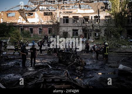 Kharkiv, Ukraine. 30 juin 2024. Nicolas Cleuet/le Pictorium - Kharkiv - bombardement d'un centre de tri postal dans le district de Slobidsky - 30/06/2024 - Ukraine/oblast de kharkiv/Kharkiv - le 30 juin à 16h, une bombe plane de 500 kg a frappé un centre de tri postal, Nova Poshta. Un conducteur de 40 ans a été tué sur le coup et 8 personnes ont été blessées, dont 6 dans un état grave. Crédit : LE PICTORIUM/Alamy Live News Banque D'Images