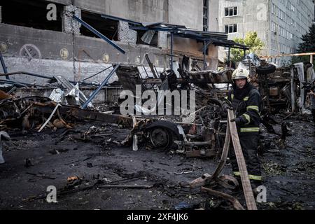 Kharkiv, Ukraine. 30 juin 2024. Nicolas Cleuet/le Pictorium - Kharkiv - bombardement d'un centre de tri postal dans le district de Slobidsky - 30/06/2024 - Ukraine/oblast de kharkiv/Kharkiv - le 30 juin à 16h, une bombe plane de 500 kg a frappé un centre de tri postal, Nova Poshta. Un conducteur de 40 ans a été tué sur le coup et 8 personnes ont été blessées, dont 6 dans un état grave. Crédit : LE PICTORIUM/Alamy Live News Banque D'Images