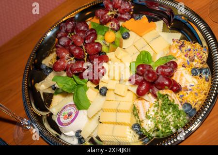 plateau de fromage, assiette wurst, charcuterie, traiteur, assiette, raisins, jambon, italien, fromage, nourriture, mariage, anniversaire, fête, snack, buffet, gourmet Banque D'Images