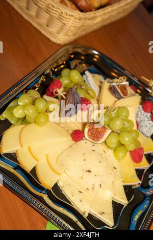 plateau de fromage, assiette wurst, charcuterie, traiteur, assiette, raisins, jambon, italien, fromage, nourriture, mariage, anniversaire, fête, snack, buffet, gourmet Banque D'Images