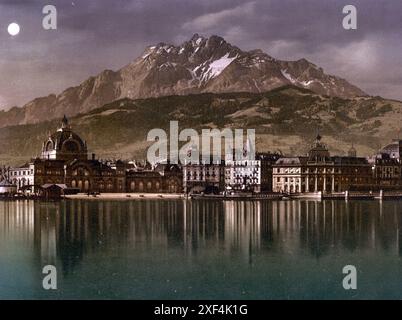 Bahnhof und Pilatus im Mondlicht, Lucerne, Schweiz / , Gare et Pilatus au clair de lune, Lucerne, Suisse, Historisch, digital restaurierte Reproduktion von einer Vorlage aus dem 19. Jahrhundert, date du dossier non précisée Banque D'Images