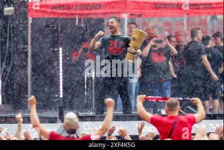 Leverkusen, Deutschland. 26 mai 2024. firo : 26.05.2024, football, football, 1.Bundesliga, 1.Liga, saison 2023/2024, Bayer 04 Leverkusen, double, double célébration, fête à venir, coach Xabi ALONSO avec DFB-Pokal crédit : dpa/Alamy Live News Banque D'Images