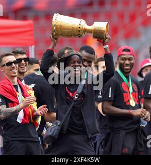 Leverkusen, Deutschland. 26 mai 2024. firo : 26.05.2024, football, football, 1.Bundesliga, 1.Liga, saison 2023/2024, Bayer 04 Leverkusen, double, double célébration, fête à venir, JEREMIE Frimpong avec DFB-Pokal, CUP crédit : dpa/Alamy Live News Banque D'Images