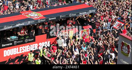 Leverkusen, Deutschland. 26 mai 2024. firo : 26.05.2024, football, football, 1.Bundesliga, 1.Liga, saison 2023/2024, Bayer 04 Leverkusen, double, double célébration, fête à venir, double défilé, avec DFB Cup pour les fans à toucher crédit : dpa/Alamy Live News Banque D'Images