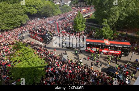 Leverkusen, Deutschland. 26 mai 2024. firo : 26.05.2024, football, football, 1.Bundesliga, 1.Liga, saison 2023/2024, Bayer 04 Leverkusen, double, double célébration, fête à venir, double défilé, au stade crédit : dpa/Alamy Live News Banque D'Images