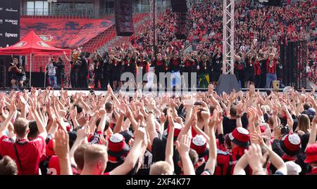 Leverkusen, Deutschland. 26 mai 2024. firo : 26.05.2024, football, football, 1.Bundesliga, 1.Liga, saison 2023/2024, Bayer 04 Leverkusen, double, double célébration, fête à venir, tous les joueurs avec DFB Cup sur scène crédit : dpa/Alamy Live News Banque D'Images