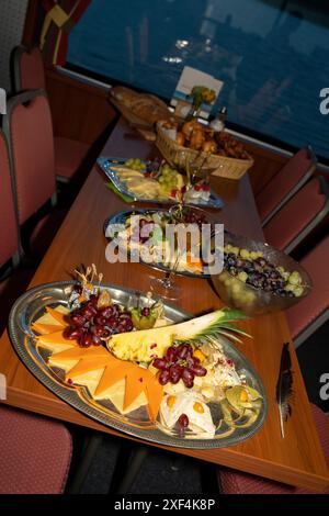 plateau de fromage, assiette wurst, charcuterie, traiteur, assiette, raisins, jambon, italien, fromage, nourriture, mariage, anniversaire, fête, snack, buffet, gourmet Banque D'Images