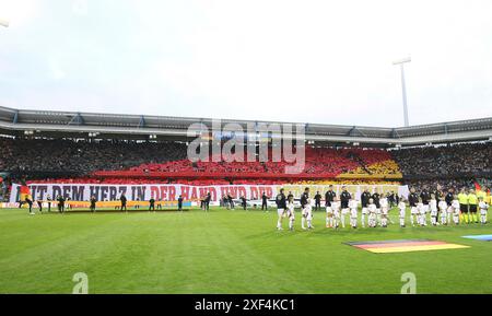 Nuremberg, Deutschland. 03 juin 2024. firo : 03.06.2024, football, football : équipe nationale DFB, match amical, match international hommes, hommes, GER, Allemagne - UKR, Ukraine 0:0 chorégraphie, chorégraphie, chorégraphie, bannière, fans, courbe de fan, fan, avec le cœur dans la main et la passion dans la jambe, entrer dans le stade, entrer dans le stade, crédit : dpa/Alamy Live News Banque D'Images