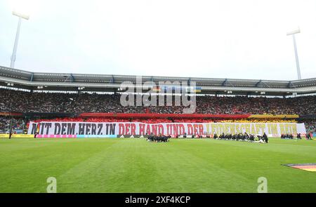 Nuremberg, Deutschland. 03 juin 2024. firo : 03.06.2024, football, football : équipe nationale DFB, match amical, match international hommes, hommes, GER, Allemagne - UKR, Ukraine 0:0 chorégraphie, chorégraphie, chorégraphie, bannière, fans, courbe de fan, fan, avec le cœur dans la main et la passion dans la jambe crédit : dpa/Alamy Live News Banque D'Images