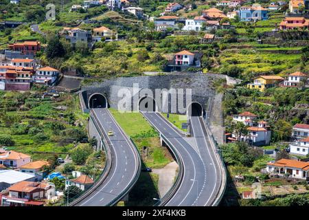 Tunnels autoroutiers à Machico, Madère, Portugal, la deuxième plus grande ville de Maderia abritant l'aéroport Ronaldo, et ville de pêcheurs Banque D'Images