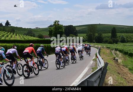 Turin, Italie. 01 juillet 2024. Le peloton de coureurs en action lors de l'étape 3 du Tour de France 2024, de plaisance, Italie à Turin, Italie (230, 5 km) le lundi 01 juillet 2024. La 111ème édition du Tour de France débute le samedi 29 juin et se termine à Nice le 21 juillet. BELGA PHOTO PETE Goding crédit : Belga News Agency/Alamy Live News Banque D'Images