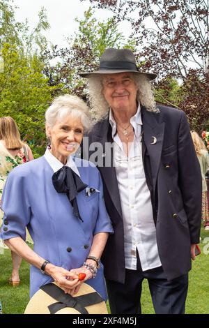 East Molesey, Royaume-Uni. 1er juillet 2024. Sir Brian May CBE a assisté aujourd'hui au RHS Hampton court Palace Garden Festival à East Molesey, Surrey avec son épouse Lady May, connue sous le nom d'Anita Dobson. Brian est un musicien anglais, auteur-compositeur, producteur de disques, activiste des droits des animaux et astrophysicien. Anita, Lady May, connue sous le nom d'Anita Dobson, est une actrice et chanteuse anglaise. Elle est surtout connue pour son rôle de 1985 à 1988 dans le rôle d'Angie Watts dans le soap opera EastEnders de la BBC. Crédit : Maureen McLean/Alamy Live News Banque D'Images