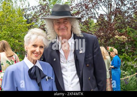 East Molesey, Royaume-Uni. 1er juillet 2024. Sir Brian May CBE a assisté aujourd'hui au RHS Hampton court Palace Garden Festival à East Molesey, Surrey avec son épouse Lady May, connue sous le nom d'Anita Dobson. Brian est un musicien anglais, auteur-compositeur, producteur de disques, activiste des droits des animaux et astrophysicien. Anita, Lady May, connue sous le nom d'Anita Dobson, est une actrice et chanteuse anglaise. Elle est surtout connue pour son rôle de 1985 à 1988 dans le rôle d'Angie Watts dans le soap opera EastEnders de la BBC. Crédit : Maureen McLean/Alamy Live News Banque D'Images