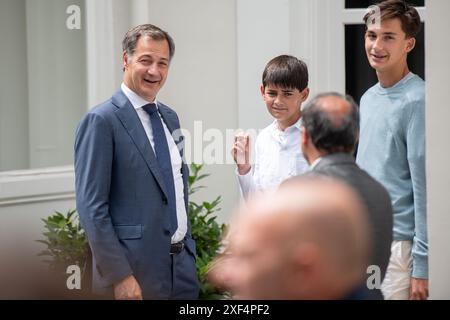 Bruxelles, Belgique. 01 juillet 2024. Le premier ministre Alexander de Croo et ses 2 enfants sont vus avant la cérémonie de passation de la présidence tournante de six mois du Conseil de l'Union européenne de la Belgique à la Hongrie, lundi 1er juillet 2024 à Bruxelles. BELGA PHOTO JONAS ROOSENS crédit : Belga News Agency/Alamy Live News Banque D'Images