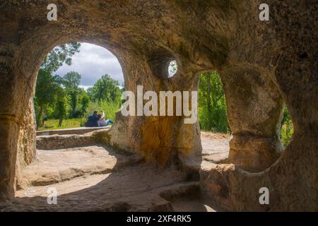 Grotte de San Vicente, l'église vue de l'intérieur de la grotte. Cervera de Pisuerga, province de Palencia, Castille Leon, Espagne. Banque D'Images