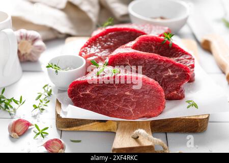 Boeuf. Filet de bœuf cru, steaks de bœuf avec ingrédients pour la cuisson Banque D'Images