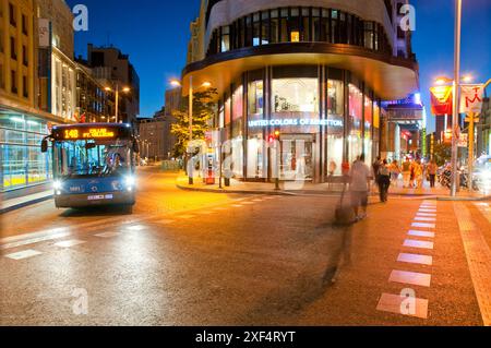 La rue Gran Via, vision de nuit. Madrid, Espagne. Banque D'Images