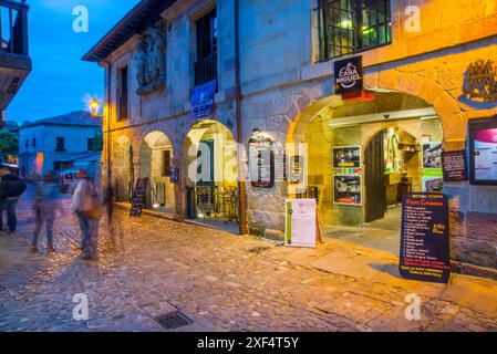 Façades de magasins et restaurants, vision de nuit. Santillana del Mar, Cantabria, Espagne. Banque D'Images