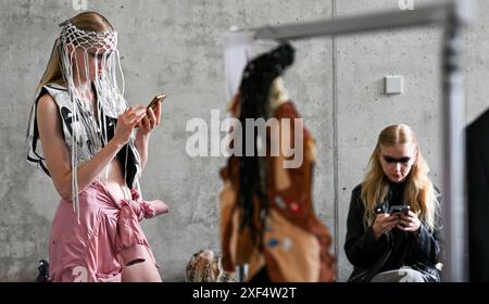 Berlin, Allemagne. 01 juillet 2024. Les modèles se tiennent prêts en coulisses avant le spectacle du label ukrainien PLNGNS dans le bloc lobe. Le défilé fait partie de la Berlin Fashion week. Crédit : Jens Kalaene/dpa/Alamy Live News Banque D'Images