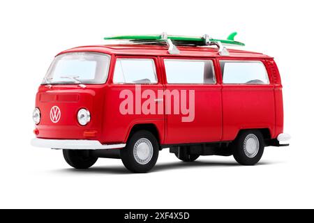 Izmir, Turquie - 4 juin 2024 : vue de face et de côté gauche d'une voiture miniature rouge Volkswagen Camper 1971 photographiée sur fond blanc, avec un sur Banque D'Images