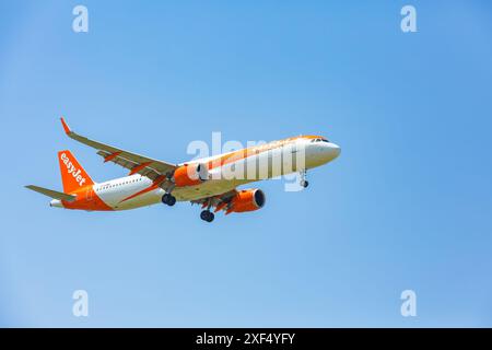 Aéroport de Céphalonie, Grèce, 22 juin 2024. Avion easyJet approchant de l'aéroport Anna Pollatou sur l'île grecque de Céphalonie. Voler à droite avec bl Banque D'Images