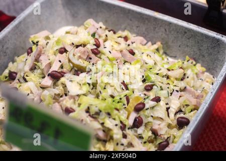 Une vue détaillée d'une salade saine avec des haricots et du chou, présentant un mélange d'ingrédients frais parfait pour un repas nutritif Banque D'Images