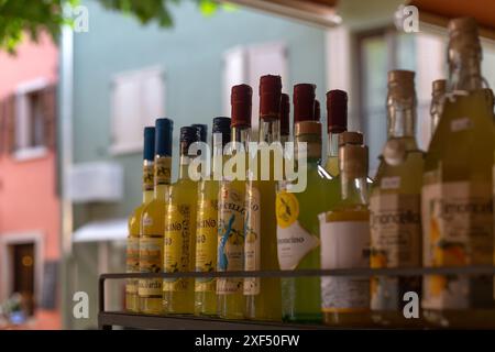 MALCESINE, ITALIE - 12 JUIN 2024 : bouteilles de Limoncello à l'extérieur de la boutique dans la vieille ville Banque D'Images