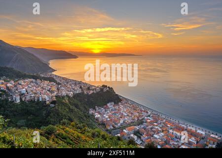 Bagnara Calabra, Italie vue sur la mer Tyrrhénienne au coucher du soleil. Banque D'Images