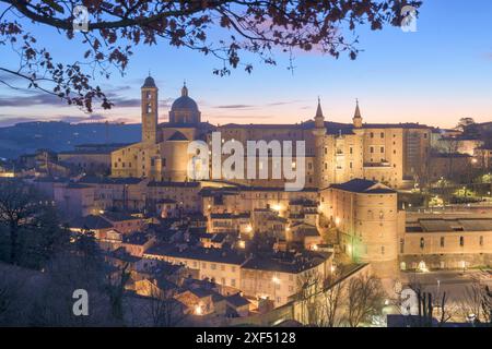 Urbino, Italie cité médiévale fortifiée dans la région des Marches à l'aube. Banque D'Images