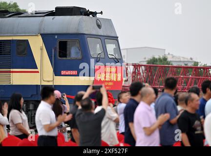 (240701) -- TIANJIN, 1er juillet 2024 (Xinhua) -- Un train de marchandises Chine-Europe à destination de Moscou part du port terrestre international de Tianjin dans le nord de la Chine, Tianjin, le 1er juillet 2024. Un train de marchandises à destination de Moscou, en Russie, a décollé lundi du port terrestre international de Tianjin, marquant le lancement de la première ligne ferroviaire de marchandises Chine-Europe du port terrestre. Le train, chargé de 1 129 tonnes de marchandises, devrait arriver à Moscou dans environ 15 jours via le port d'Erenhot, dans la région autonome de Mongolie intérieure du nord de la Chine. (Xinhua/Li Ran) Banque D'Images