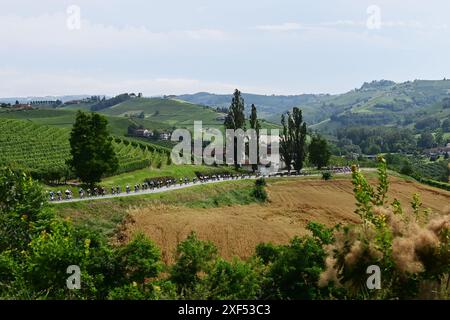 Turin, Italie. 01 juillet 2024. Le peloton de coureurs en action lors de l'étape 3 du Tour de France 2024, de plaisance, Italie à Turin, Italie (230, 5 km) le lundi 01 juillet 2024. La 111ème édition du Tour de France débute le samedi 29 juin et se termine à Nice le 21 juillet. BELGA PHOTO PETE Goding crédit : Belga News Agency/Alamy Live News Banque D'Images