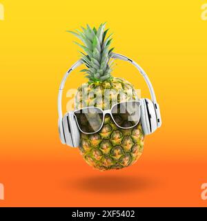 Ambiance estivale. Ananas avec lunettes de soleil et écouteurs sur fond dégradé de couleurs. Circulaire de fête ou autre article saisonnier Banque D'Images