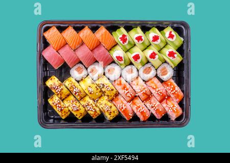 grand ensemble de rouleaux et maki avec saumon et crevettes sur fond vert Banque D'Images