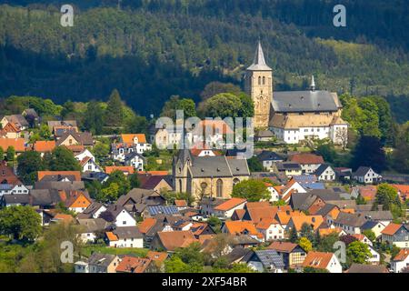 Vue aérienne, quartier résidentiel, vue sur Obermarsberg sur une colline boisée, église catholique romaine Nikolai en face, collégiale des membres Peter et P. Banque D'Images