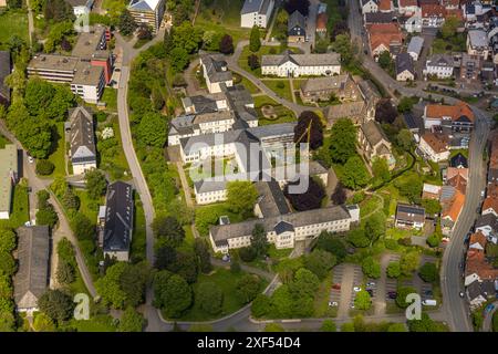 Vue aérienne, LWL-Klinik Marsberg et chantier avec grue de construction, église Marsberger Spitzbube, Niedermarsberg, Marsberg, Sauerland, Nord RH Banque D'Images