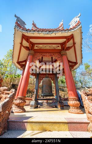 Vue panoramique de la cloche bouddhiste au pavillon traditionnel de la pagode long son sur fond de ciel bleu à Nha Trang, province de Khanh Hoa au Vietnam. Banque D'Images