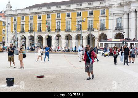 Lisbonne Portugal : commercial Square - artiste de rue créant des bulles de savon pour les touristes. Banque D'Images