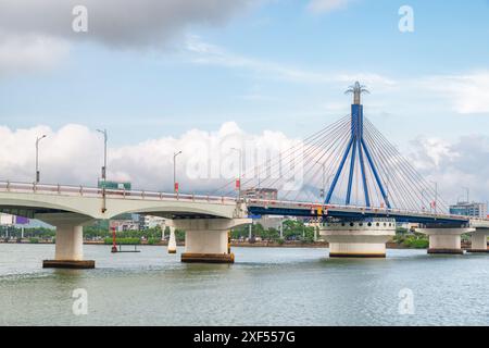 Magnifique vue sur le pont de la rivière Han (Cau Song Han) sur la rivière Han au centre-ville de Da Nang (Danang), Vietnam. Paysage urbain pittoresque. Banque D'Images