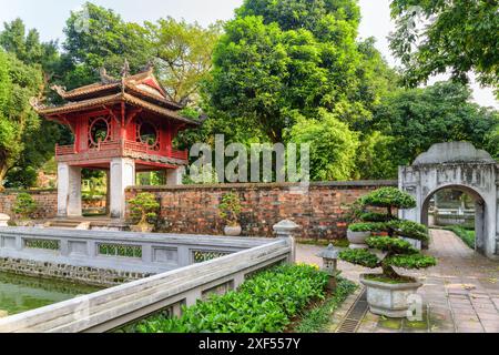 Vue imprenable sur le pavillon Khue Van parmi les arbres verts de la troisième cour du Temple de la littérature à Hanoi, Vietnam. Banque D'Images