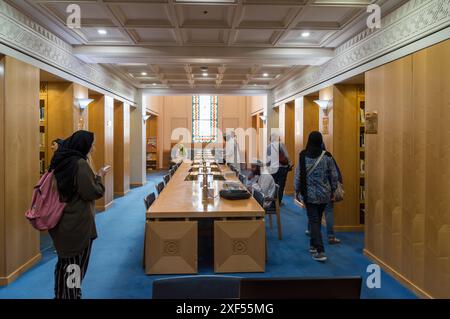 Muscat, Oman, moyen-Orient - 10 février 2020 : visiteurs à l'intérieur de la bibliothèque de la Grande Mosquée de Muscat, Sultanat d'Oman Banque D'Images